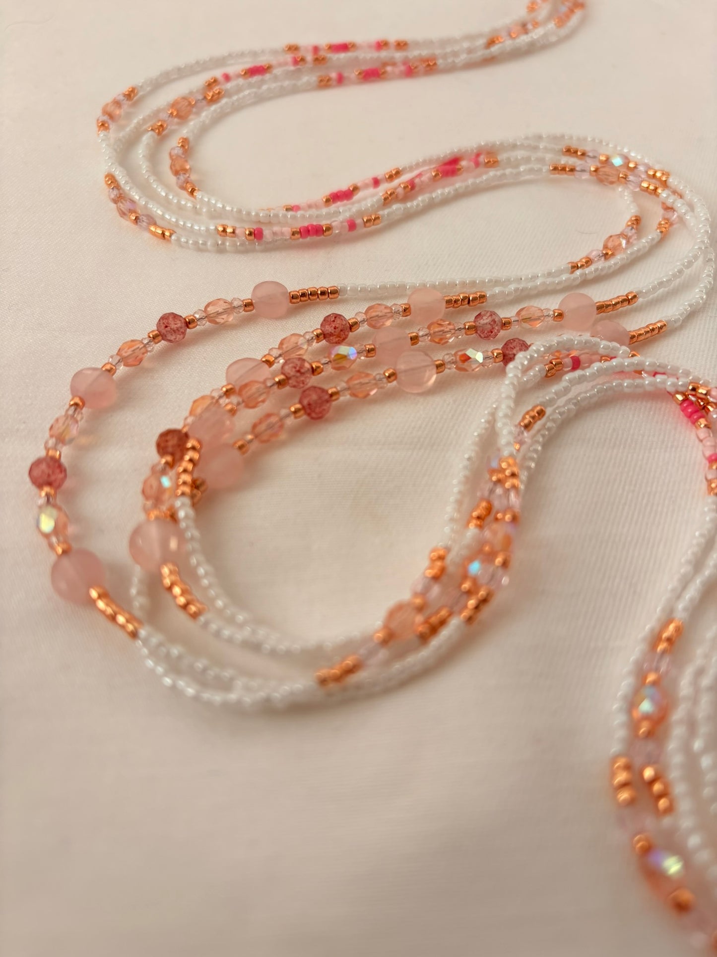 Bijou de taille Malaka – Quartz rose & Quartz fraise