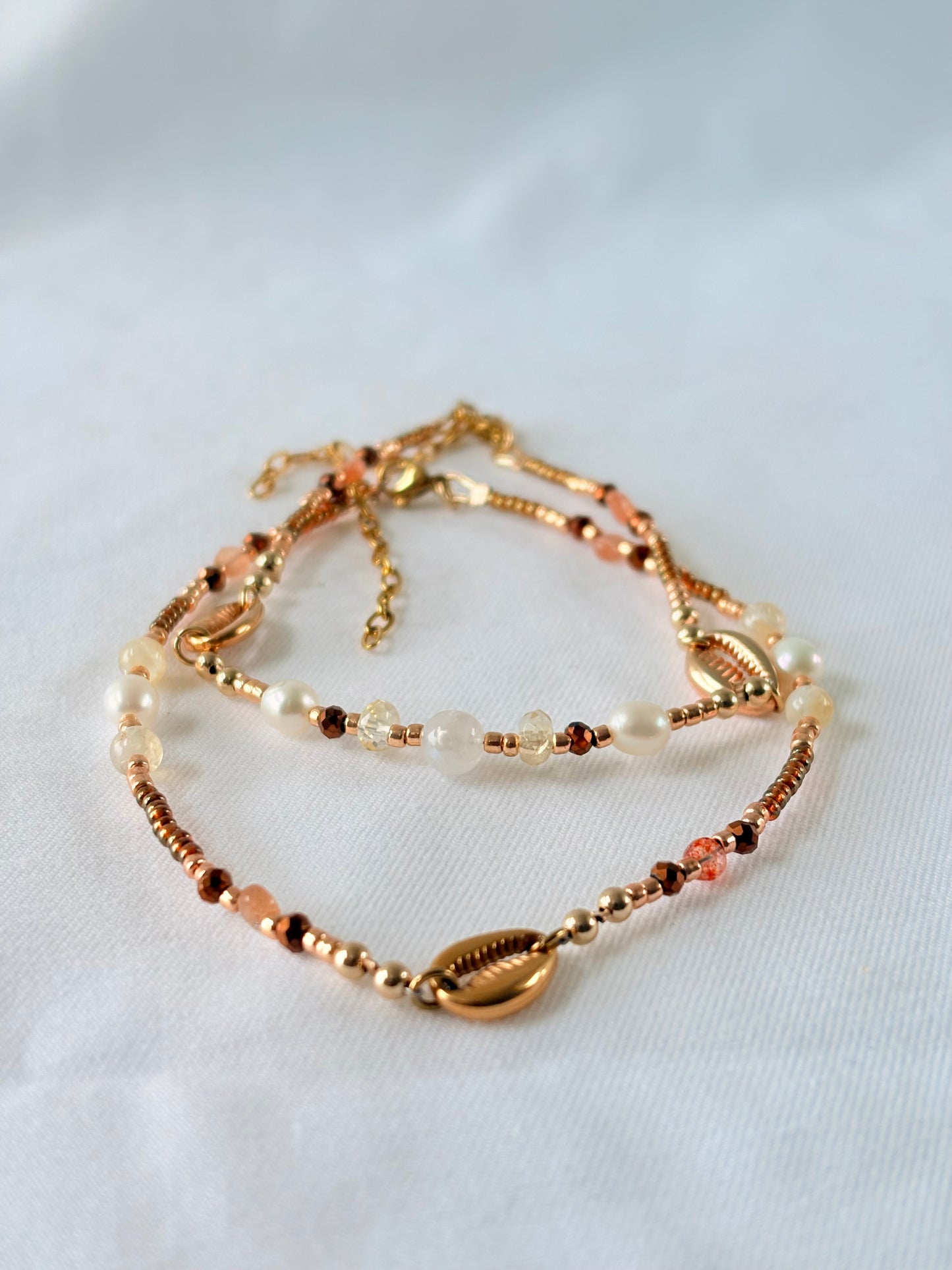 Chaîne de cheville Double Kalia – Citrine, Pierre de lune & Perles d’eau douce